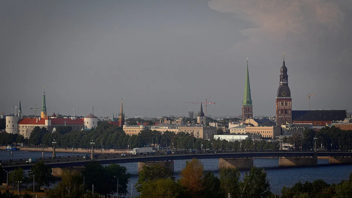Rīgas vecpilsēta pāri Daugavai